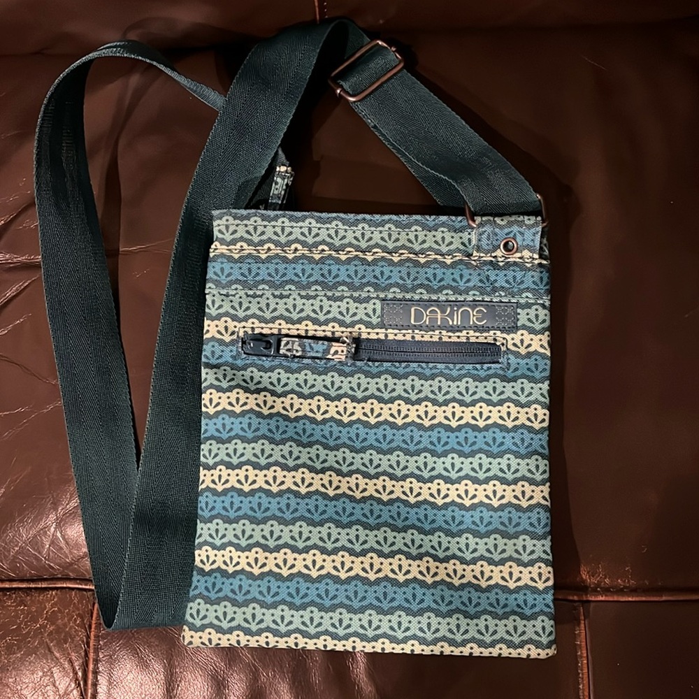 Dakine cross body purse